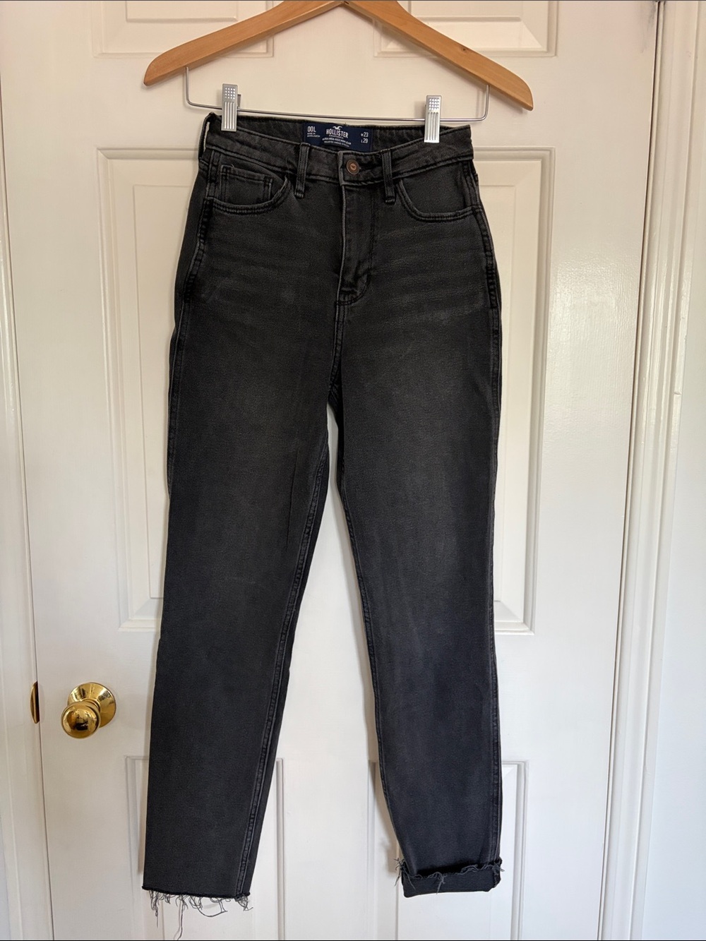 Hollister Ultra High-Rise Mom Jeans Black Raw Hem W23 L29 Size 00